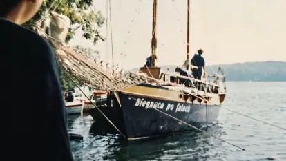 Legenda mazurskich wód wraca na brzeg. „Biegnąca po falach” już w Marinie Górkło
