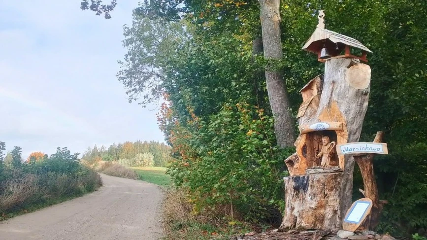 Niezwykła Kapliczka św. Marcina w Marcinkowie. Tradycja, sztuka i tajemnicza legenda z dna jeziora