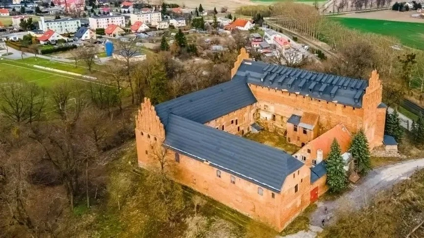 Okolice zamku w Barcianach, zdjęcie poglądowe.
