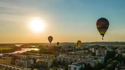Podniebne przygody nad jeziorami. Fascynująca historia i współczesność balonów nad Mazurami