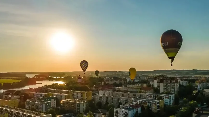 Podniebne przygody nad jeziorami. Fascynująca historia i współczesność balonów nad Mazurami