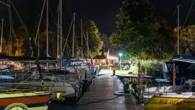 Zdjęcia nocne portu w Wierzbie przy jeziorze Bełdany - zdjęcie 2