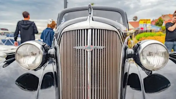 Zlot zabytkowych aut przy restauracji Nóż w wodzie w Mikołajkach - zdjęcie 4