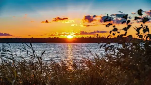 Zachód słońca nad jeziorem Kirsajty, wrzesień 2021 r.