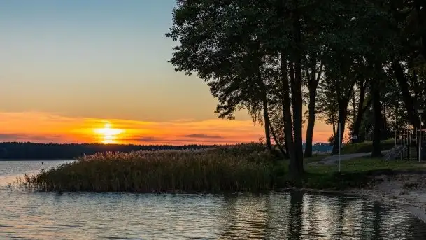 Wrześniowy zachód nad jeziorem Kisajno, widziany ze Strandy