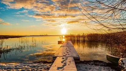 Grudniowy wschód słońca nad jeziorem Niegocin