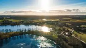 Zimowa sceneria nad plażą przy jeziorze Szóstak - zdjęcie 40