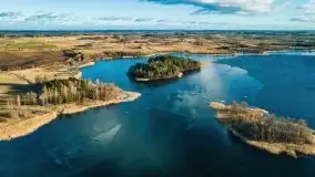 Zimowa sceneria nad plażą przy jeziorze Szóstak - zdjęcie 1