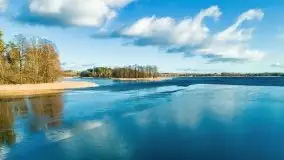 Zimowa sceneria nad plażą przy jeziorze Szóstak - zdjęcie 41