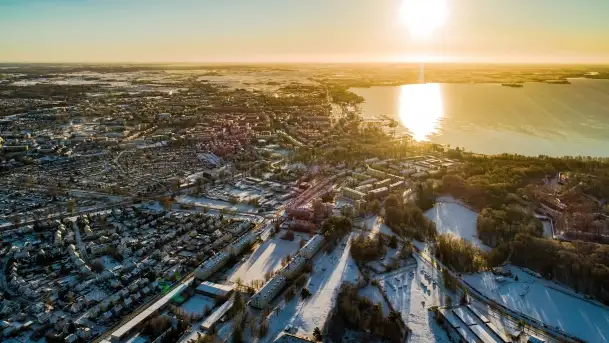Wschód słońca nad Giżyckiem i jeziorami Niegocin i Kisajno z drona