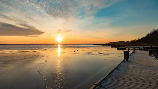 Wschód słońca nad jeziorem Niegocin w Wilkasach