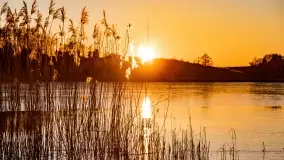 Zachód słońca nad grodziskiem Święta Góra i jeziorem Wojnowo, luty 2022 r. - zdjęcie 5