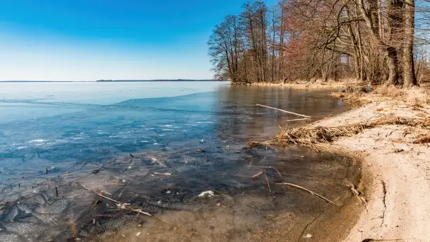 Przedwiośnie w porcie Nowy Harsz nad jeziorem Dargin