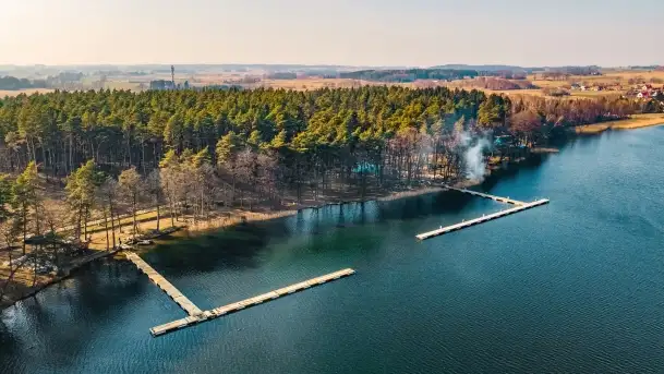 Jezioro Boczne i przystań Sun Bila pod koniec marca 2022