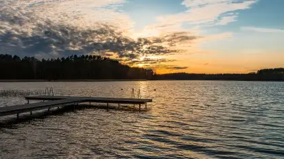 Zachód słońca nad jeziorem Jagodne