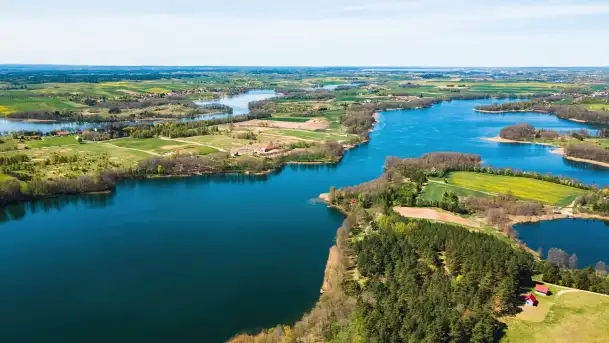 Wiosenne widoki przy jeziorach Ublik
