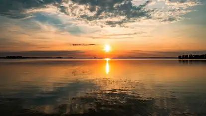 Zachód słońca nad jeziorem Dobskim w Fuledzie, czerwiec 2022