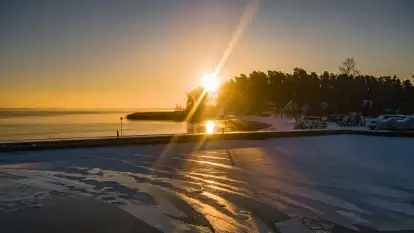 Wschód słońca nad jeziorem Niegocin, grudzień 2022