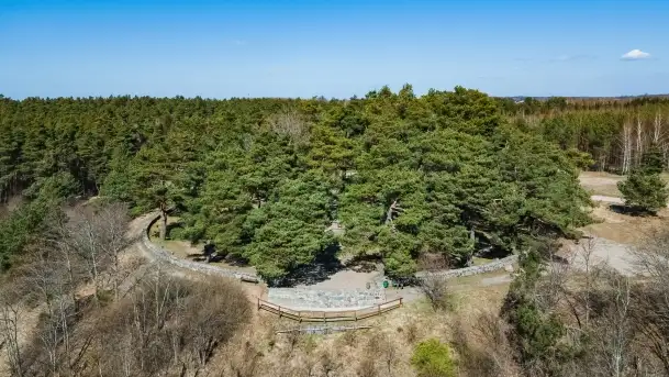 Cmentarz wojenny Jagerhohe i jezioro Święcajty na początku wiosny, 2022