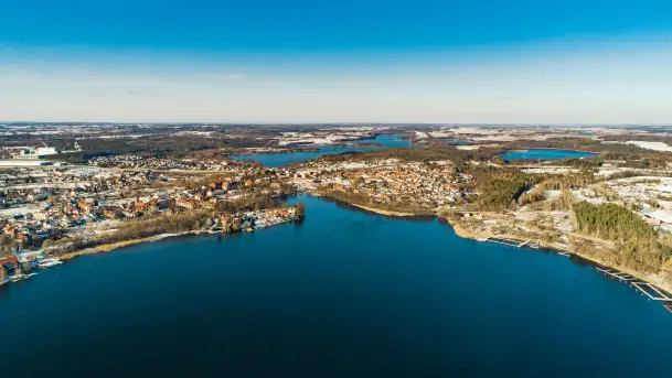 Zimowe Mrągowo, nad jeziorem Czos, okolice amfiteatru z drona - zdjęcie 1