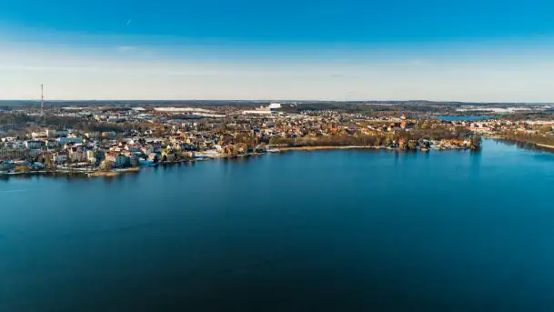 Zimowe Mrągowo, nad jeziorem Czos, okolice amfiteatru z drona - zdjęcie 9