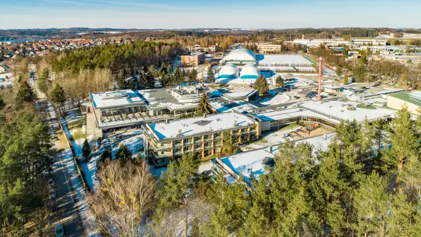 Zimowe Mrągowo, nad jeziorem Czos, okolice amfiteatru z drona - zdjęcie 8