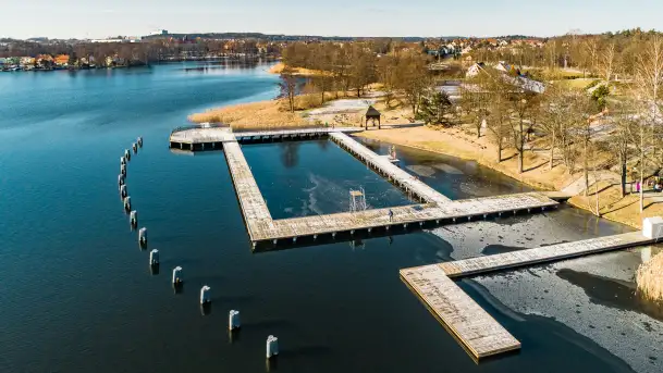 Zimowe Mrągowo, nad jeziorem Czos, okolice amfiteatru z drona - zdjęcie 4