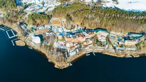 Zimowe Mrągowo, nad jeziorem Czos, okolice amfiteatru z drona - zdjęcie 14