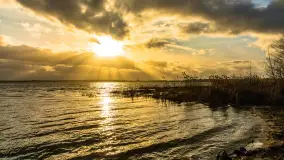 Zachód słońca nad Niegocinem widoczny z dzikiej plaży - zdjęcie 24