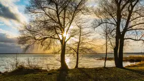 Zachód słońca nad Niegocinem widoczny z dzikiej plaży - zdjęcie 5