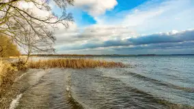 Zachód słońca nad Niegocinem widoczny z dzikiej plaży - zdjęcie 39