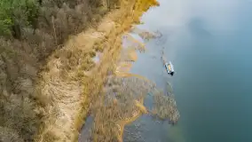 Houseboat przewrócił się i osiadł na dnie, Niegocin, kwiecień 2023 - zdjęcie 18