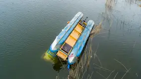 Houseboat przewrócił się i osiadł na dnie, Niegocin, kwiecień 2023 - zdjęcie 10