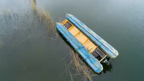 Houseboat przewrócił się i osiadł na dnie, Niegocin, kwiecień 2023 - zdjęcie 6