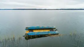 Houseboat przewrócił się i osiadł na dnie, Niegocin, kwiecień 2023 - zdjęcie 4