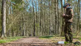Foto spacer po lesie miejskim w Giżycku, kwiecień 2023 r. - zdjęcie 20