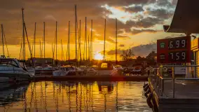 Zachód słońca w Mikołajkach, czuć sezon 2023 - zdjęcie 11