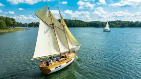 Oldtimery na Kisajnie widoczne z lotu ptaka, sierpień 2023r. - zdjęcie 1