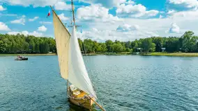 Oldtimery na Kisajnie widoczne z lotu ptaka, sierpień 2023r. - zdjęcie 4