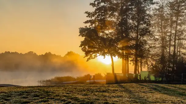Wrześniowy i mglisty wschód słońca nad jeziorem Mój - zdjęcie 5