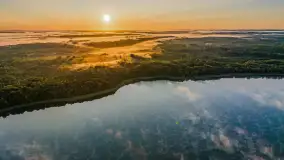 Wrześniowy i mglisty wschód słońca nad jeziorem Mój - zdjęcie 3