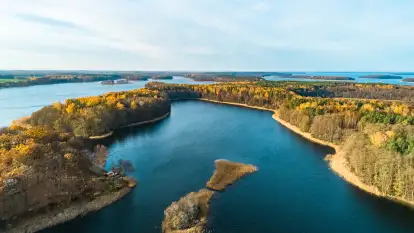 Kisajno, Piękna Góra i Łabędzi Ostrów w jesiennych kolorach z lotu ptaka