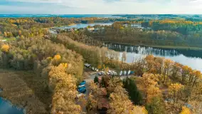 Kisajno, Piękna Góra i Łabędzi Ostrów w jesiennych kolorach z lotu ptaka - zdjęcie 33