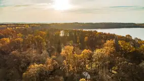 Kisajno, Piękna Góra i Łabędzi Ostrów w jesiennych kolorach z lotu ptaka - zdjęcie 15