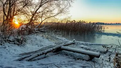 Zimowy zachód słońca nad jeziorem Mój, listopad 2023 r.