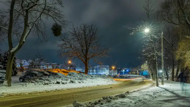 Zimowy Kętrzyn w nocy, styczeń 2024 r. - zdjęcie 11
