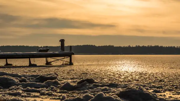 Uroki zimy nad jeziorem Dargin w porcie Dziki Harsz