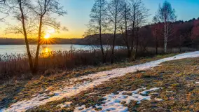 Wschód słońca z resztkami zimy nad jeziorem Siercze, styczeń 2024 r. - zdjęcie 1