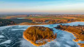Wschód słońca z resztkami zimy nad jeziorem Siercze, styczeń 2024 r. - zdjęcie 2