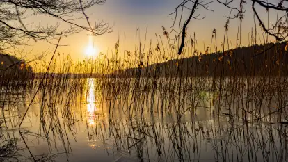 Zachód słońca w zatoce Skonał, nad jeziorem Tałty, marzec 2024 r.